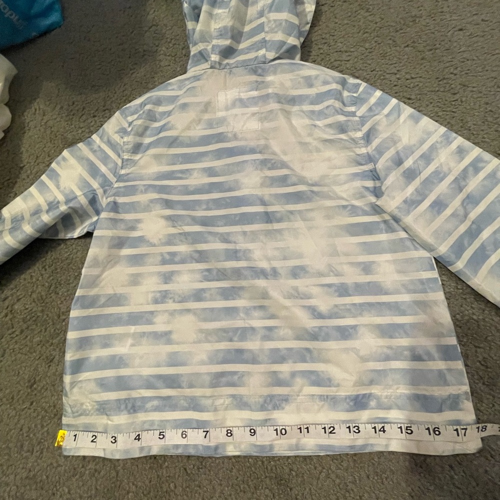 Gap size small raincoat with hood, NWOT size small. - Picture 9 of 9